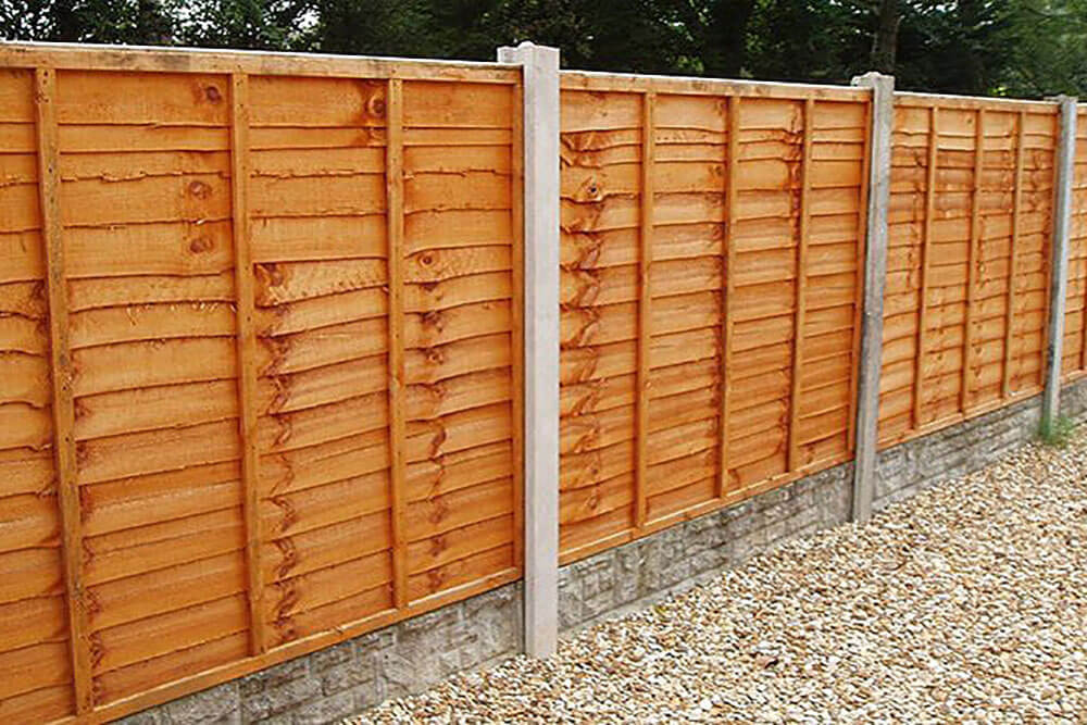 Fence repair London fixing damaged fence panel and securing posts